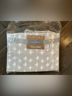 Land of Nod - Crate&Barrel Toddler Sheet Set in Taupe and White